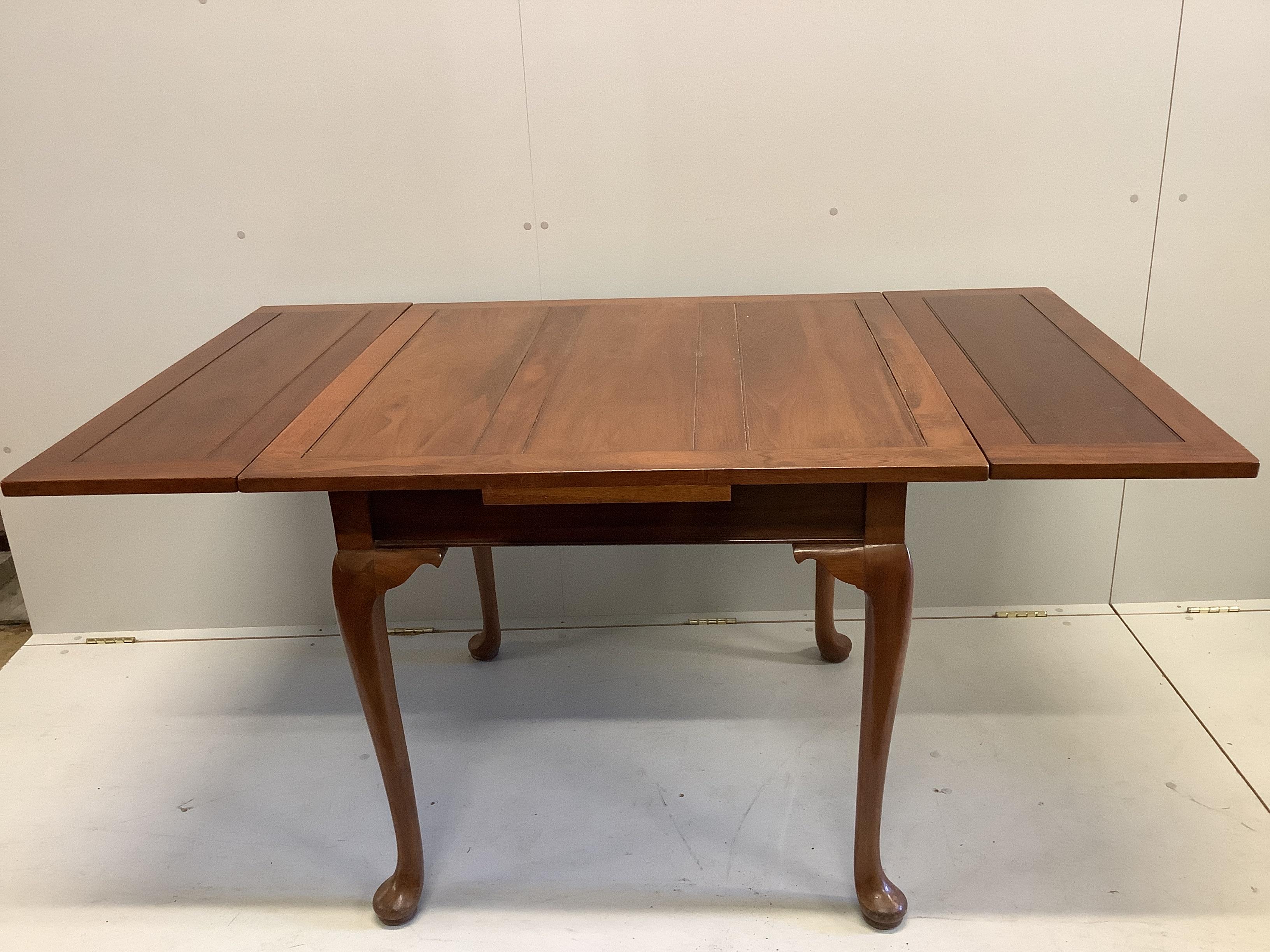 An early 20th century walnut draw leaf dining table, width 121cm extended, depth 91cm, height 76cm